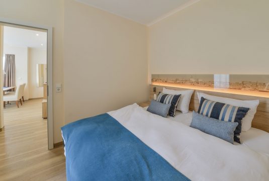 Doppelbett im Appartment Kalfamer in Meyenburg & Gerds Höft